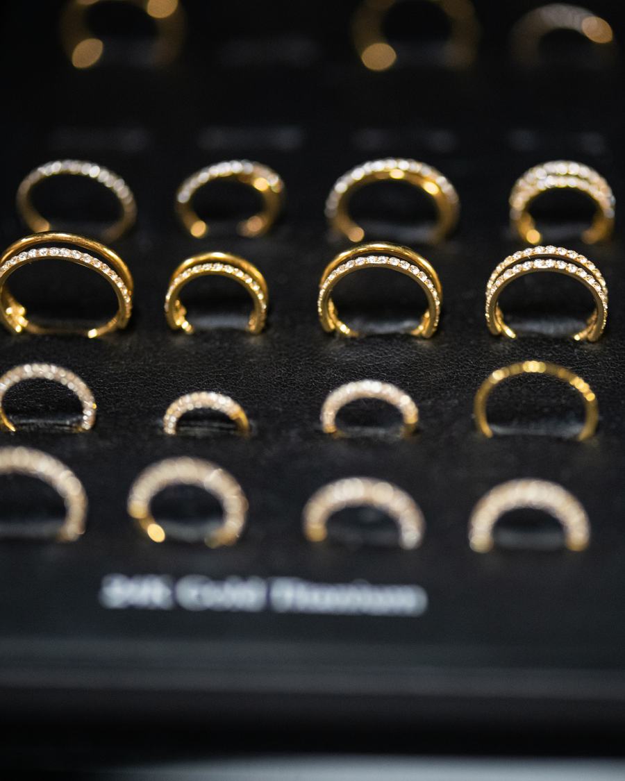 Anneaux de perçage en or 14K dans leur présentoir, au studio