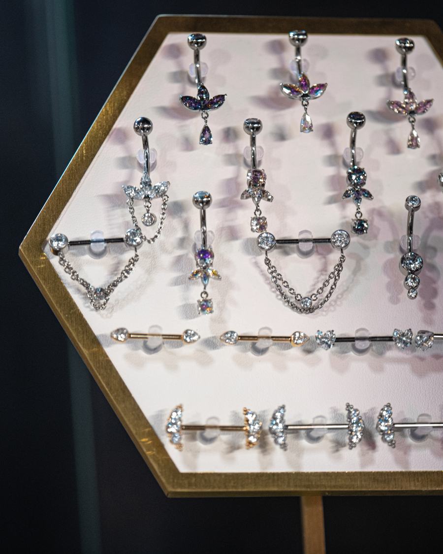 Présentoir hexagonal de bijoux pour nombril et barbells du studio