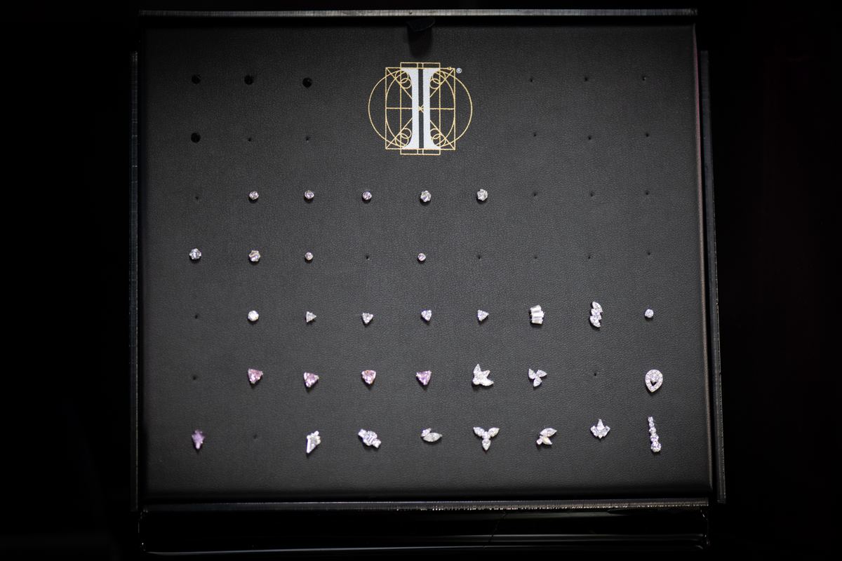 Planche de studs et embouts sertis de pierres, collection du studio
