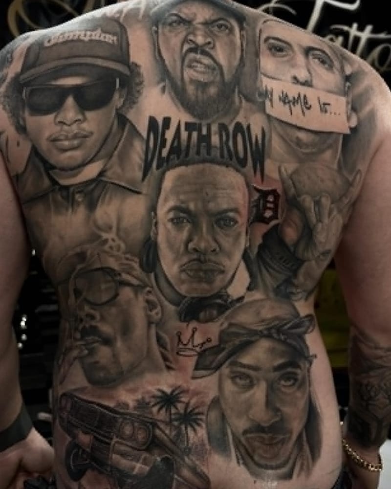 Dos complet en réalisme black and grey : portraits de rappeurs de la côte ouest, lettrage Death Row, lowrider et palmiers