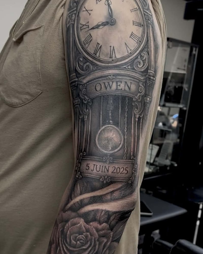 Horloge grand-père ornementée avec le prénom Owen, la date 5 juin 2025 et une rose, manche complète black and grey