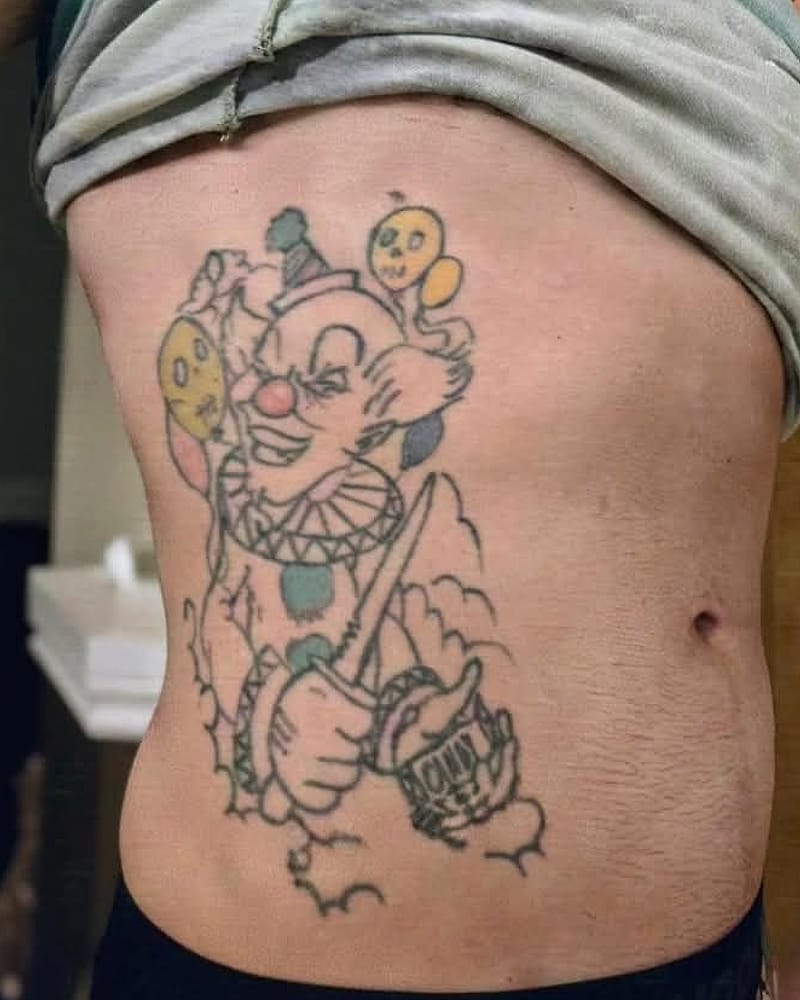 Avant le cover-up : clown coloré sur les côtes