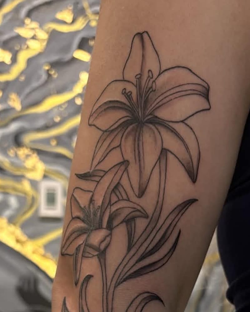 Tige de lys en fleurs sur toute la longueur du bras, fineline noir et gris