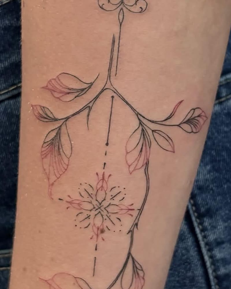 Composition ornementale fineline avec feuilles rehaussées de rouge, sur l'avant-bras